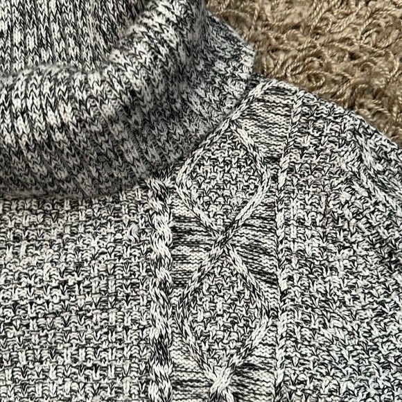 Gap Women’s Black and White Turtleneck Knit Long Sleeve Sweater Size xsmall - Picture 3 of 10